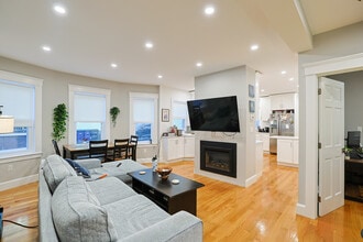 26 Fenwick St in Somerville, MA - Foto de edificio - Interior Photo