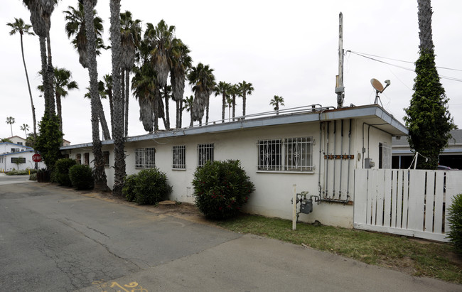 209-213 Surfrider Way in Oceanside, CA - Building Photo - Building Photo