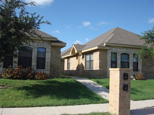 1305 E Coyote St, Unit 1 in Pharr, TX - Foto de edificio