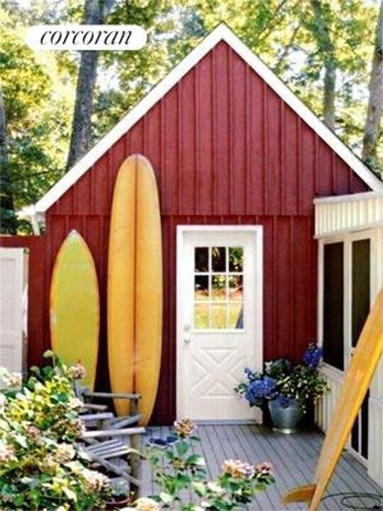 25 Cove Rd N in Southampton, NY - Building Photo