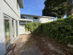 2022 Trousdale Dr in Burlingame, CA - Building Photo - Building Photo