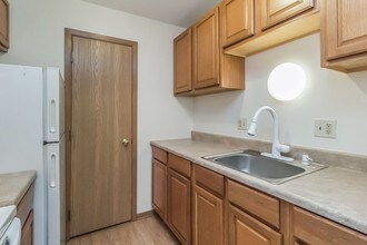 Hickman Hill Apartments HEAT & WATER INCLUDED in Clive, IA - Building Photo - Building Photo