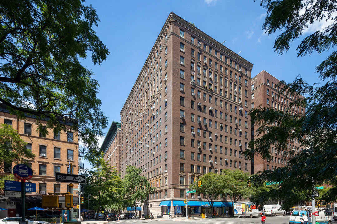 Chester Court in New York, NY - Building Photo