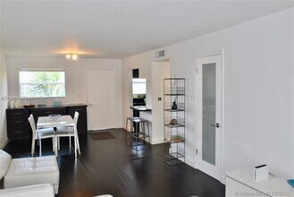 61 Collins Ave in Miami Beach, FL - Building Photo - Building Photo