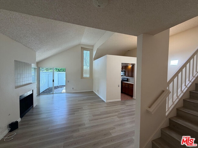 5740 Canterbury Dr in Culver City, CA - Building Photo - Building Photo