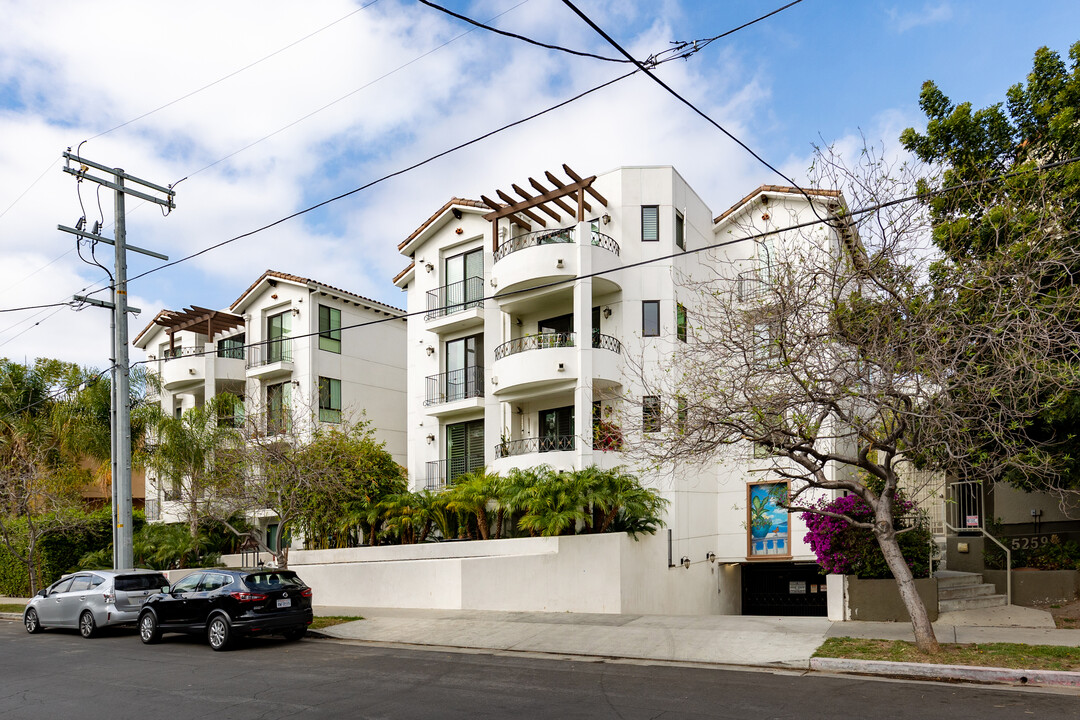 5247-5253 Vantage Ave in Valley Village, CA - Foto de edificio