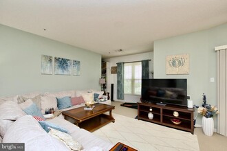 289 S Pickett St-Unit -201 in Alexandria, VA - Foto de edificio - Building Photo