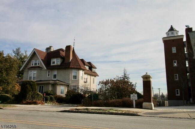 39 N Mountain Ave in Montclair, NJ - Building Photo - Building Photo