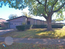 15823 Ironside Hill Dr in Houston, TX - Building Photo