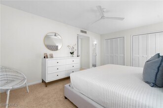 290 4th St S in Naples, FL - Foto de edificio - Building Photo