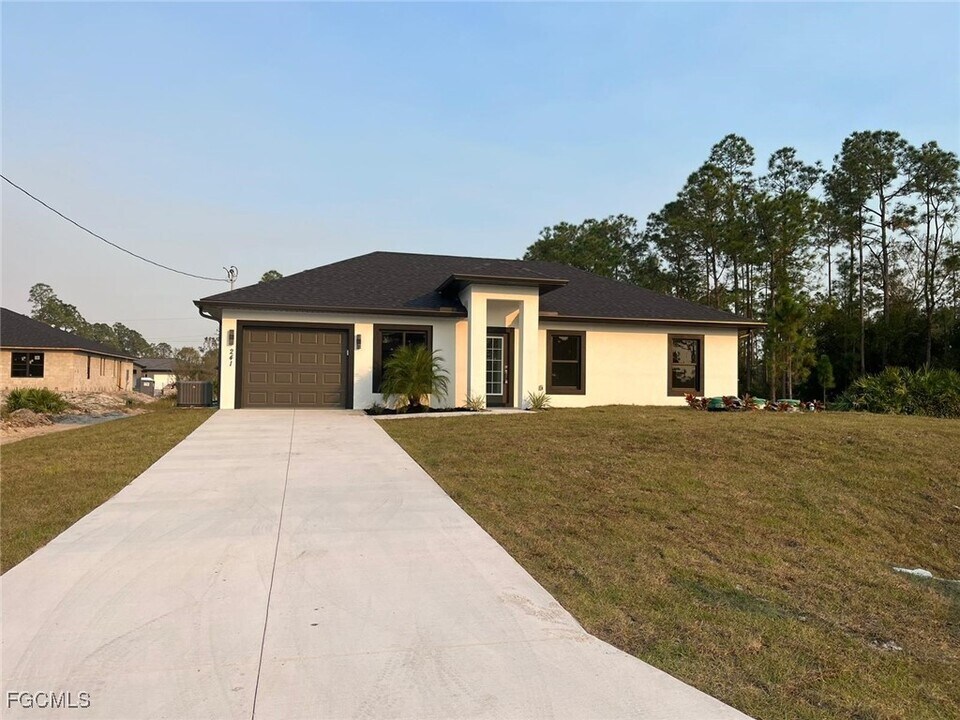 241 Narthex Ave S in Lehigh Acres, FL - Building Photo