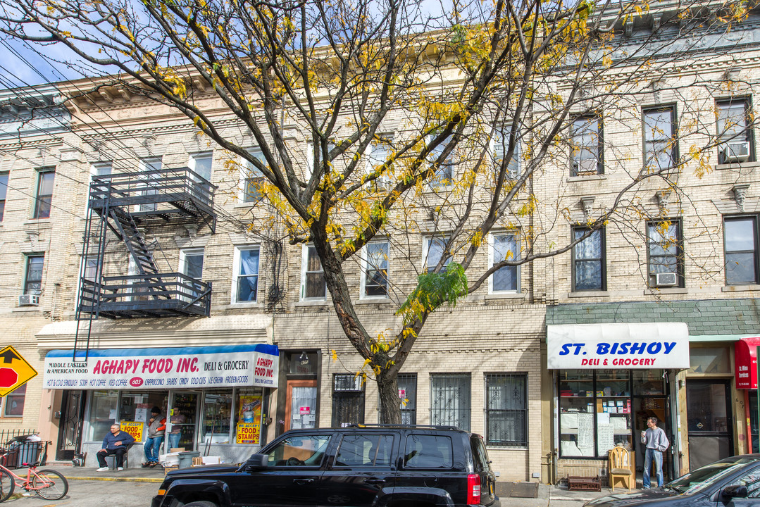 605 Woodward Ave in Ridgewood, NY - Building Photo