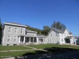 260 3rd St in Manistee, MI - Building Photo