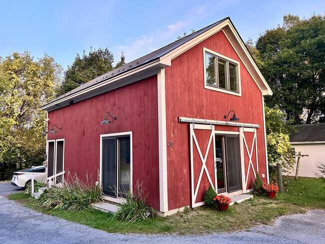 233 Falls Rd, Unit B