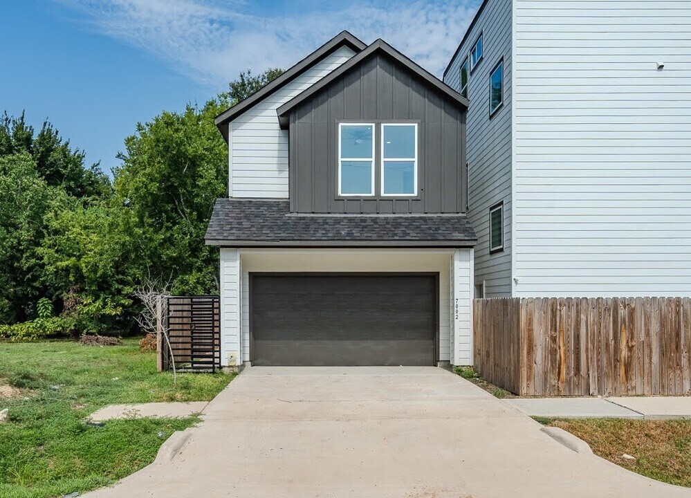 7002 Sidney St in Houston, TX - Building Photo