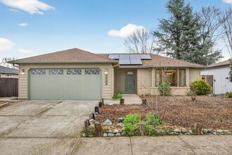 1517 Westfield Way in Medford, OR - Building Photo - Building Photo