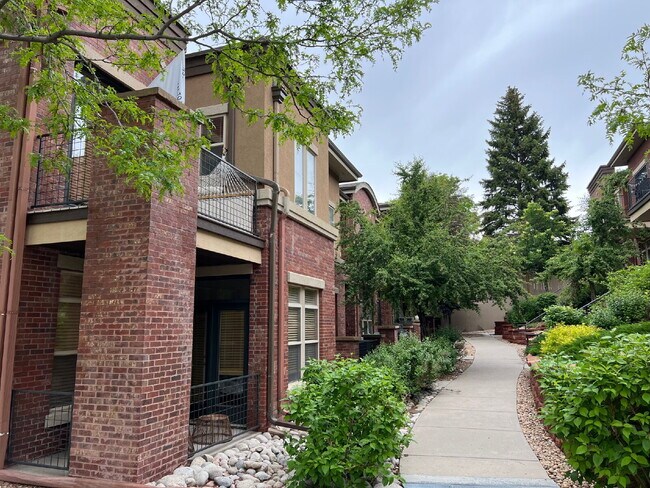 8963 E Nichols Pl in Centennial, CO - Foto de edificio - Building Photo