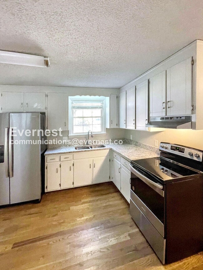 206 E Hillcrest Dr in Springfield, TN - Foto de edificio - Building Photo