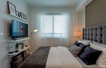 1268 NW 3rd St-Unit -1 in Miami, FL - Foto de edificio - Building Photo