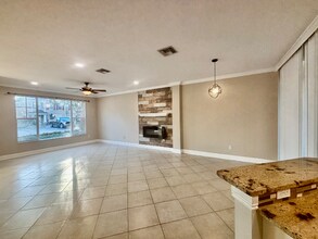 13576 Forest Lake Dr in Largo, FL - Foto de edificio - Building Photo