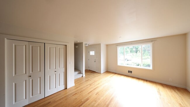 112 Wilkes St NW in Coupeville, WA - Building Photo - Building Photo