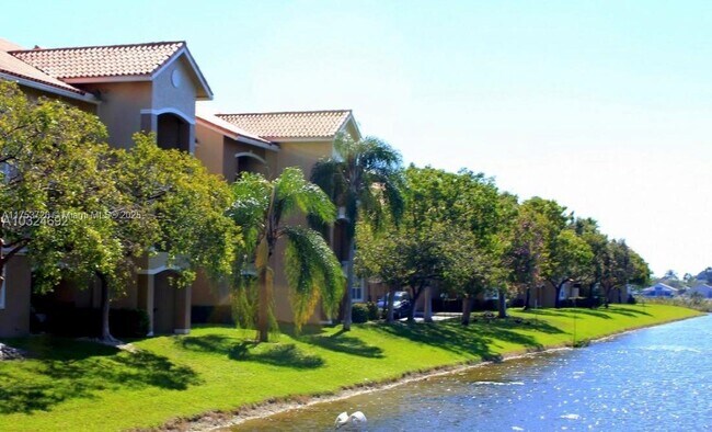 201 SW 116th Ave in Pembroke Pines, FL - Foto de edificio - Building Photo