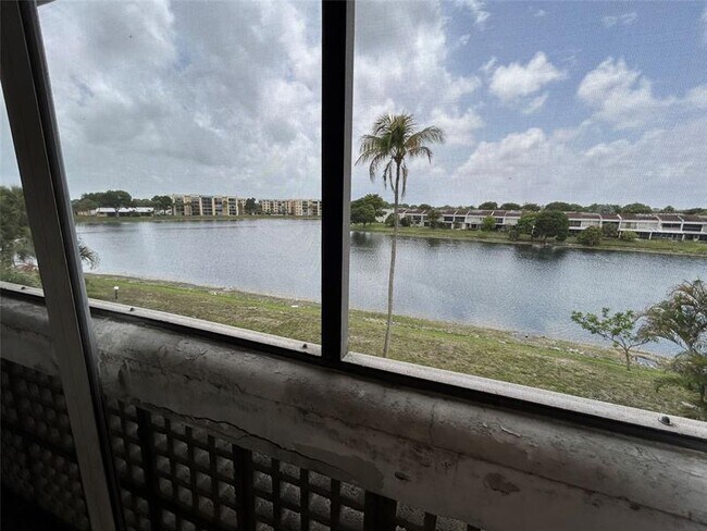 3301 Spanish Moss Terrace in Lauderhill, FL - Building Photo - Building Photo