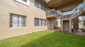 9964 Twin Lakes Dr in Coral Springs, FL - Building Photo