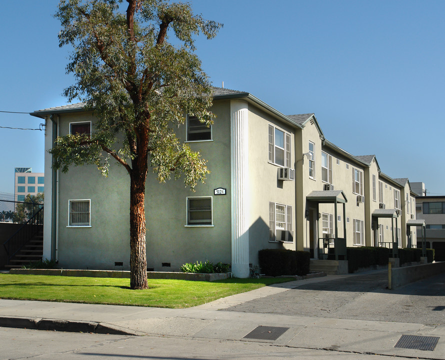 5124 Bakman Ave in North Hollywood, CA - Foto de edificio