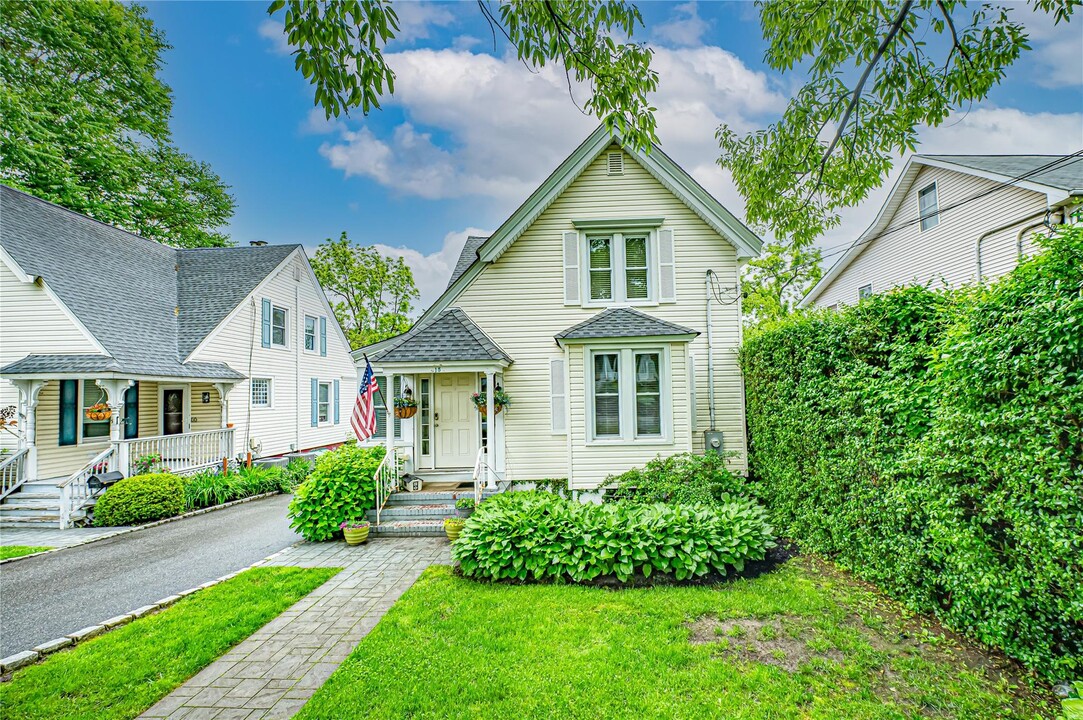 15 Fairview St in Huntington, NY - Building Photo
