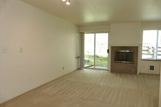 2244 13th Ave W-Unit -213 in Seattle, WA - Building Photo - Building Photo