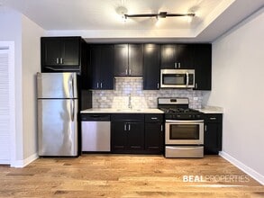 2203 W Eastwood Ave, Unit S in Chicago, IL - Foto de edificio - Building Photo