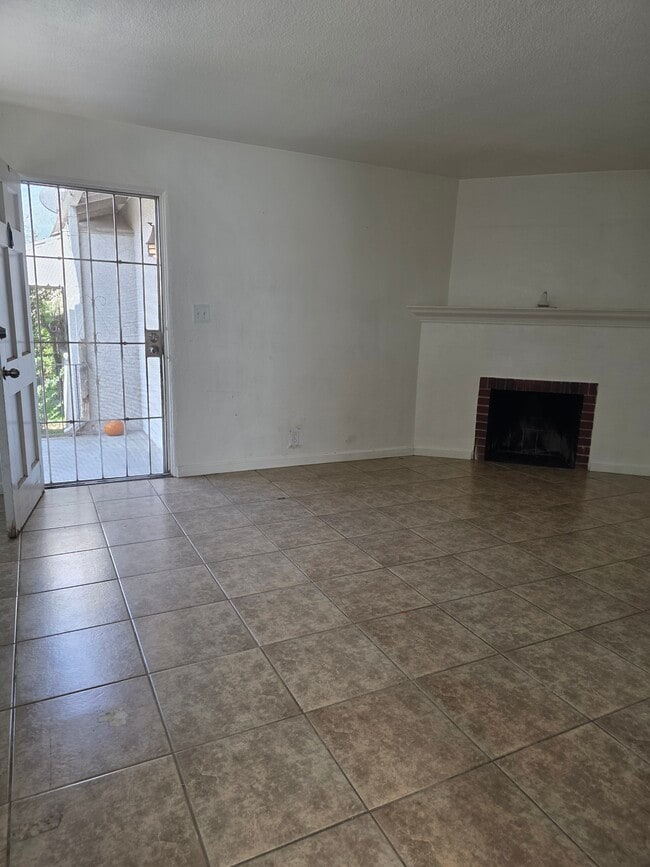 545 W Hedges Ave, Unit 545 in Fresno, CA - Foto de edificio - Building Photo