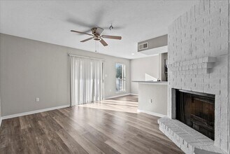 250 El Dorado Blvd in Webster, TX - Foto de edificio - Building Photo