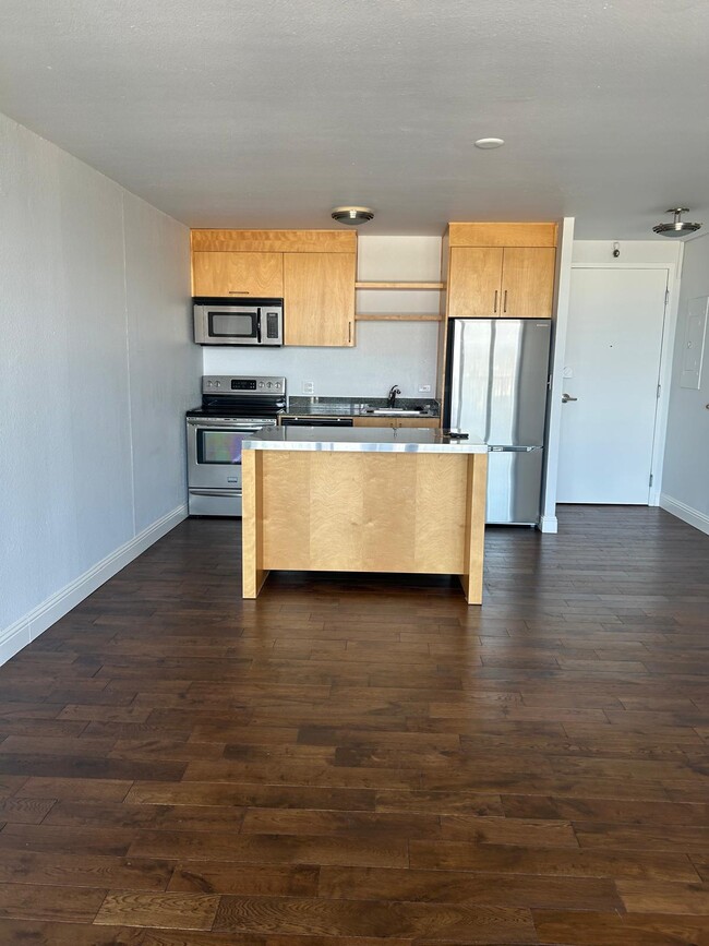 111 SW Harrison St, Unit 111 SW Harrison St. #11G in Portland, OR - Foto de edificio - Building Photo