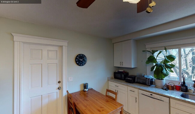 9 Arlington St, Unit 2 in Somerville, MA - Foto de edificio - Building Photo