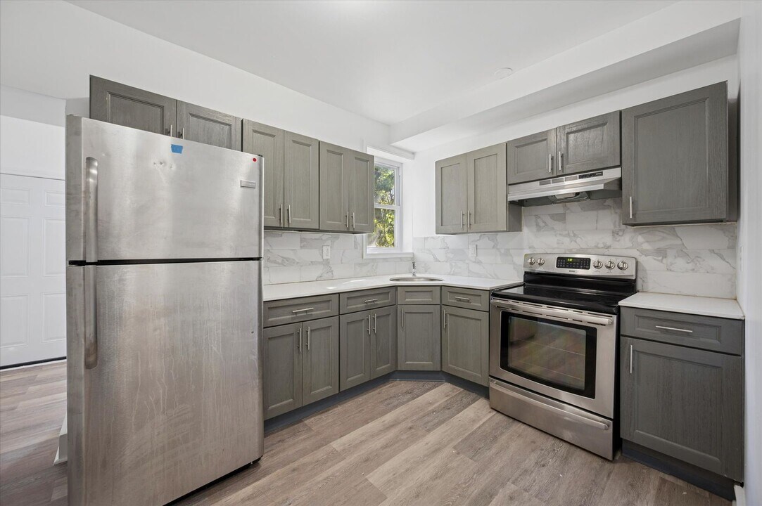 2443 N Corlies St in Philadelphia, PA - Building Photo