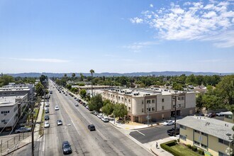 7061 Woodman Ave in Los Angeles, CA - Foto de edificio - Building Photo