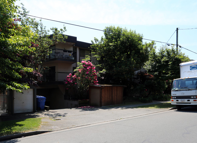 2270 W 5th Ave in Vancouver, BC - Building Photo - Primary Photo