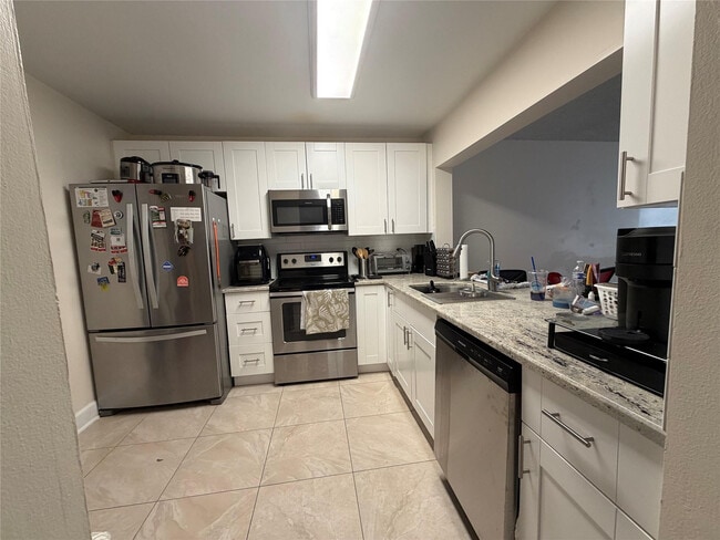 7173 Orange Dr in Davie, FL - Building Photo - Building Photo