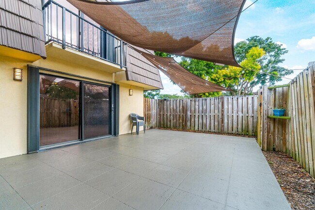 1015 10th Ct in Palm Beach Gardens, FL - Foto de edificio - Building Photo