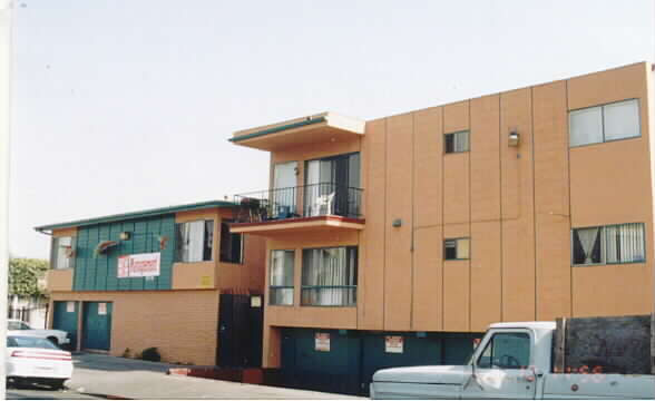Cerritos Court Apartments in Long Beach, CA - Building Photo - Building Photo