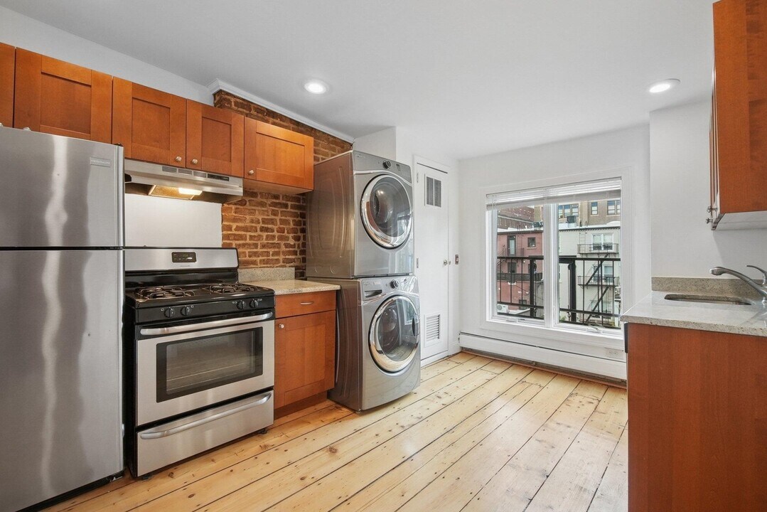 224 8th St in Jersey City, NJ - Building Photo