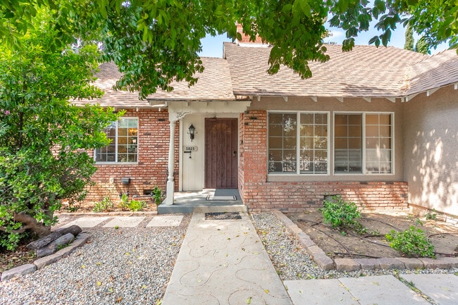 5825 Fulton Ave in Van Nuys, CA - Building Photo - Building Photo