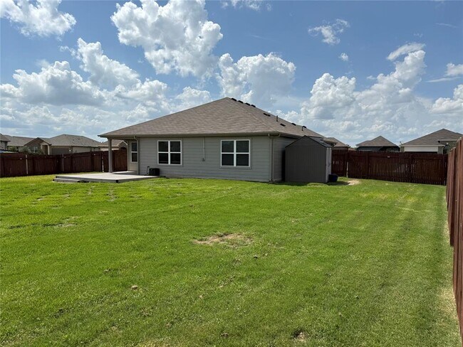 300 Colthorpe Ln in Hutto, TX - Foto de edificio - Building Photo