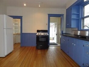 320 N Dodge St in Iowa City, IA - Building Photo - Building Photo