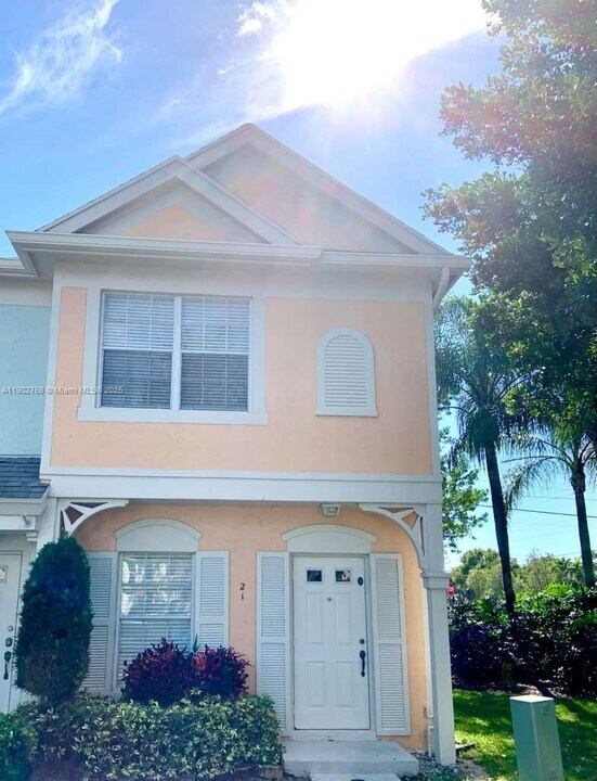 21 Fleming Ct in Weston, FL - Building Photo