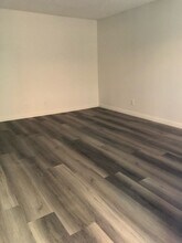 4619 Rosewood Ave, Unit 206 in Los Angeles, CA - Building Photo - Building Photo