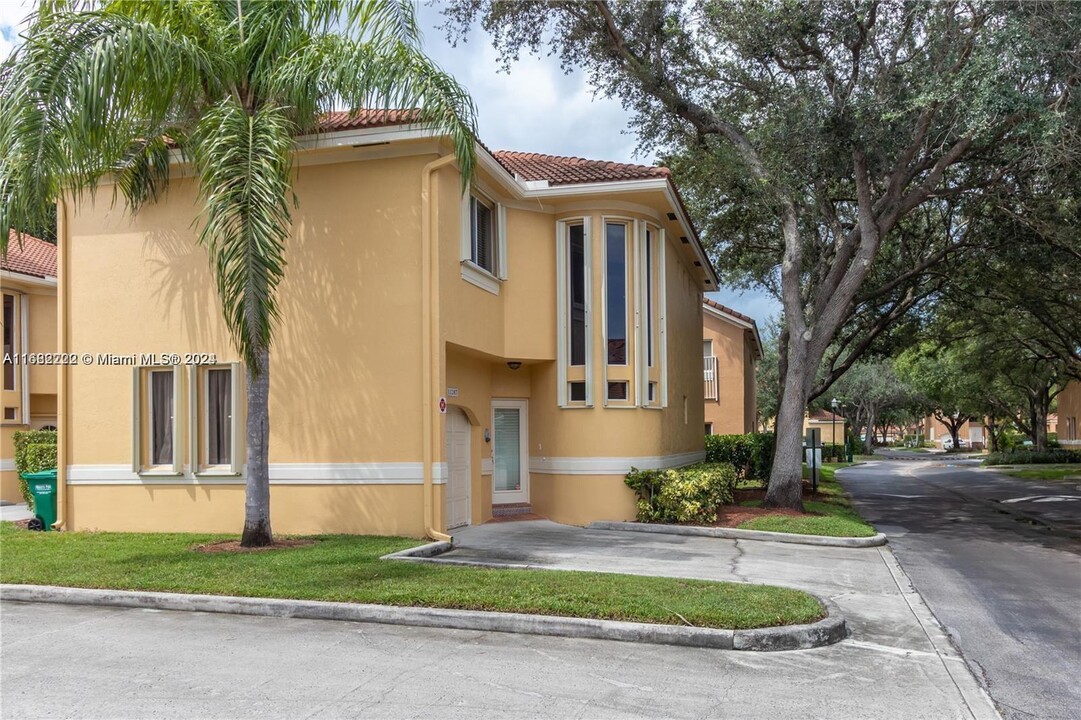 11207 Lakeview Dr in Coral Springs, FL - Building Photo