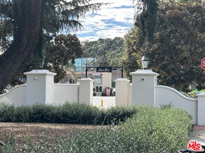 833 Moraga Dr in Los Angeles, CA - Building Photo - Building Photo